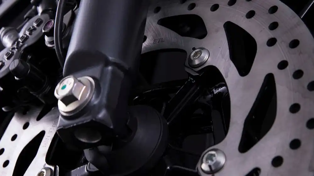 Imagen detallada del avanzado sistema de frenos de la potente motocicleta Yamaha FZ2.0.