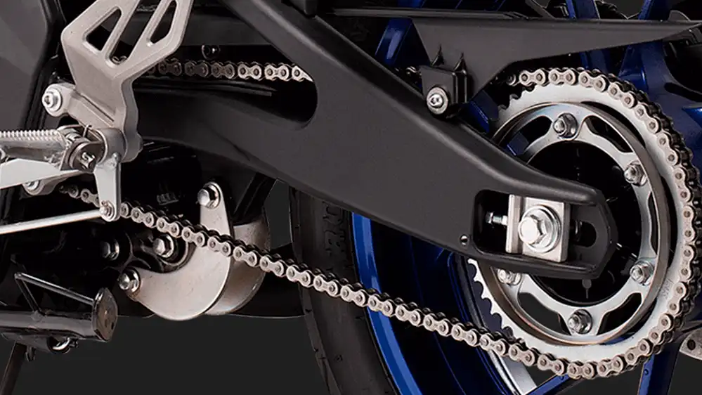 Imagen del motor de alta potencia de la motocicleta Yamaha R15.