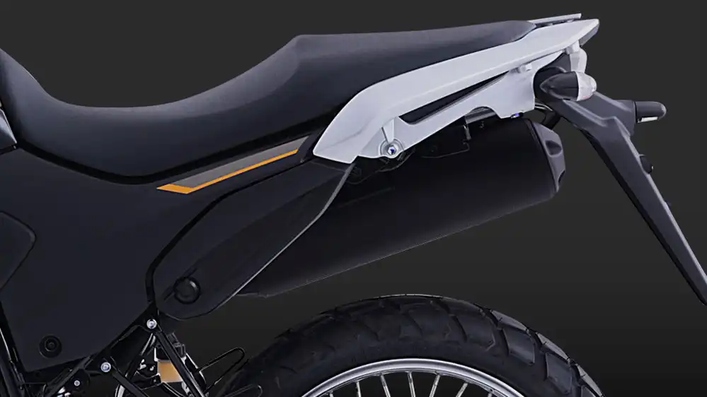 Sillín de motocicleta XTZ250, diseño ergonómico para mayor comodidad y estabilidad.