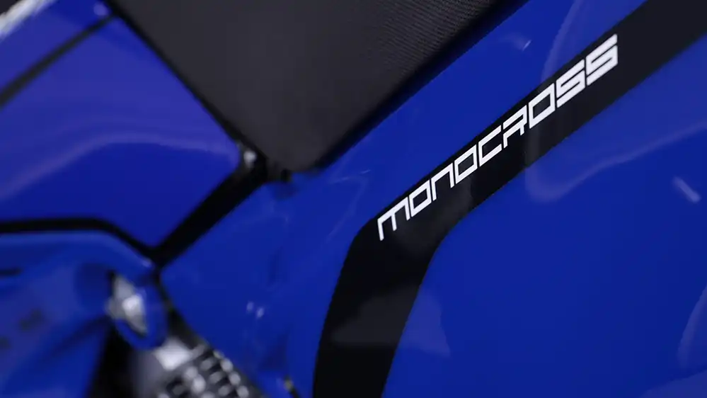 Imagen de cerca de la resistente suspensión delantera y trasera de la Yamaha XTZ125, lista para enfrentar terrenos variados.