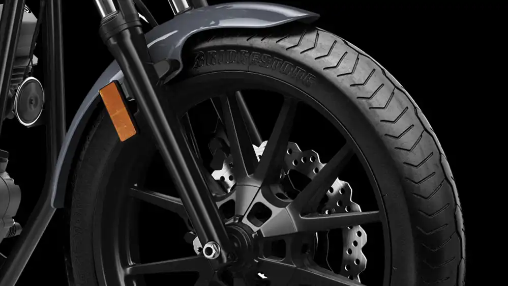 Motocicleta XV950 Bolt R-Spec con suspensión trasera ajustable y horquilla delantera sólida.