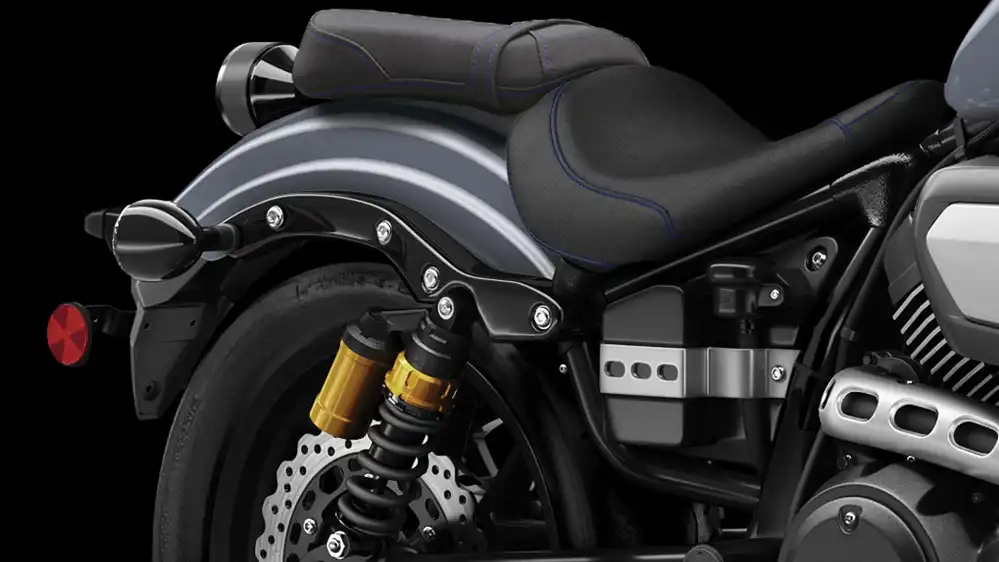 Motocicleta XV950 Bolt R-Spec con asiento bajo y manillar ancho.