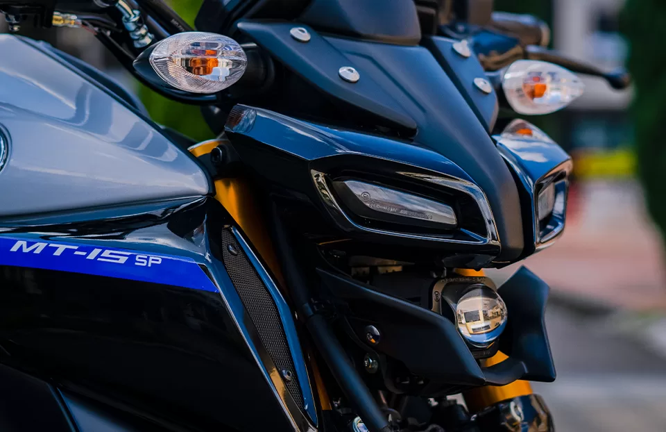Descubre la potencia y el estilo sin límites con la Yamaha MT-15 SP. Su diseño aerodinámico y su personalización deportiva te llevarán a nuevas alturas de emoción en cada curva.