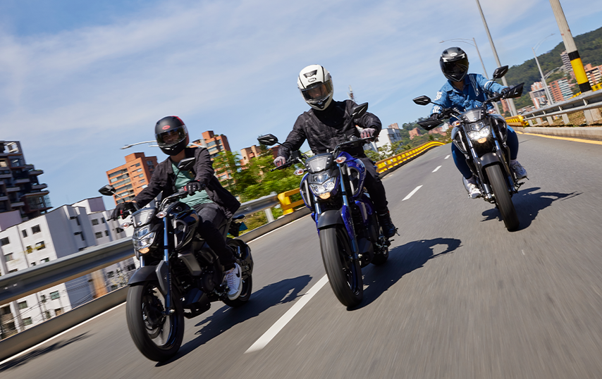 Imagen de un motociclista conduciendo una motocicleta Yamaha con cautela y habilidad en medio del tráfico.