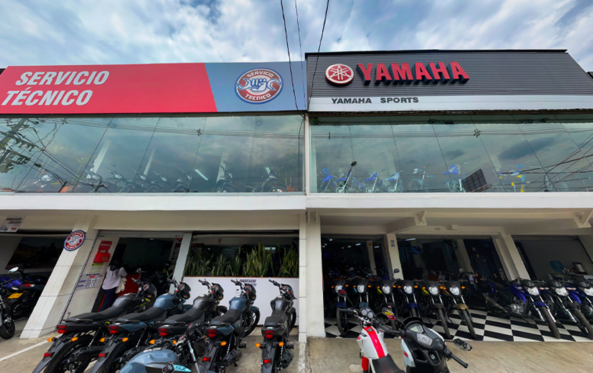 Fotografía de la sede principal de Yamaha Sports decorada con motivos de aniversario para celebrar sus 28 años de servicio.