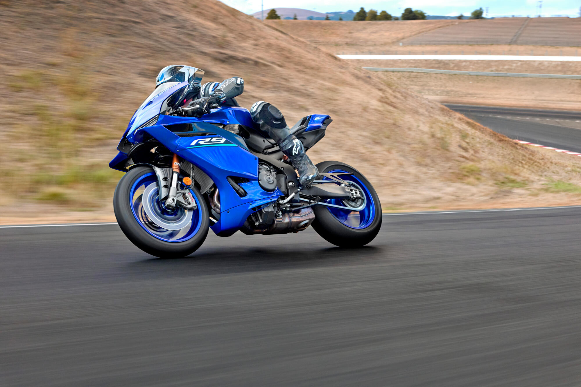 2026-Yamaha-YZF900R9-EU-Icon_Blue-Action-003-03