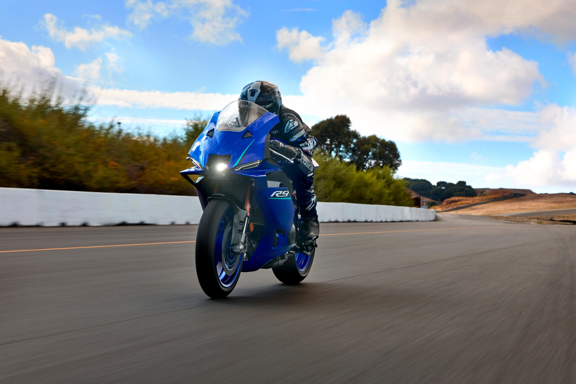 2026-Yamaha-YZF900R9-EU-Icon_Blue-Action-007-03