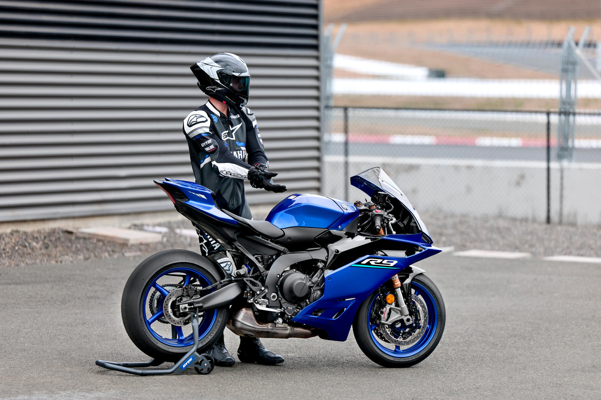 2026-Yamaha-YZF900R9-EU-Icon_Blue-Static-002-03